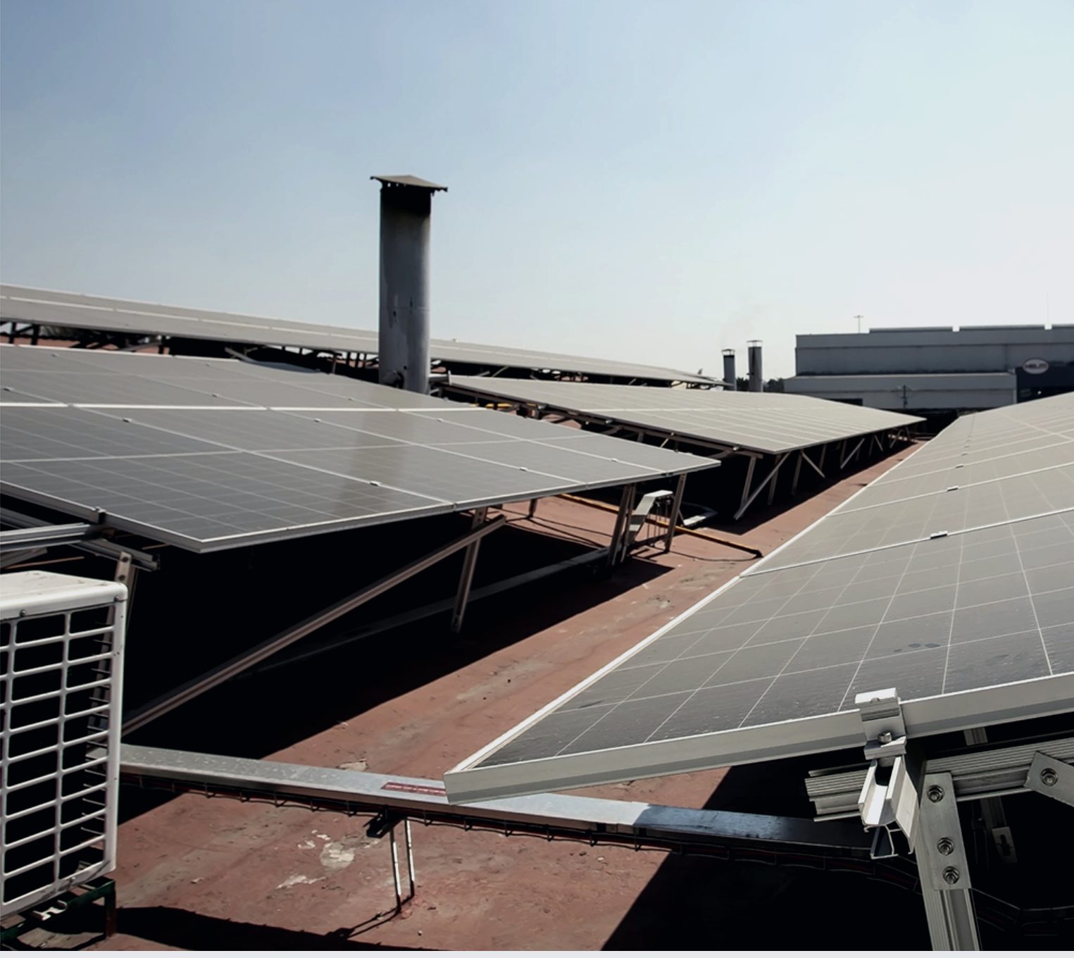 Paneles solares instalados en el techo de la planta textil Windsor en México