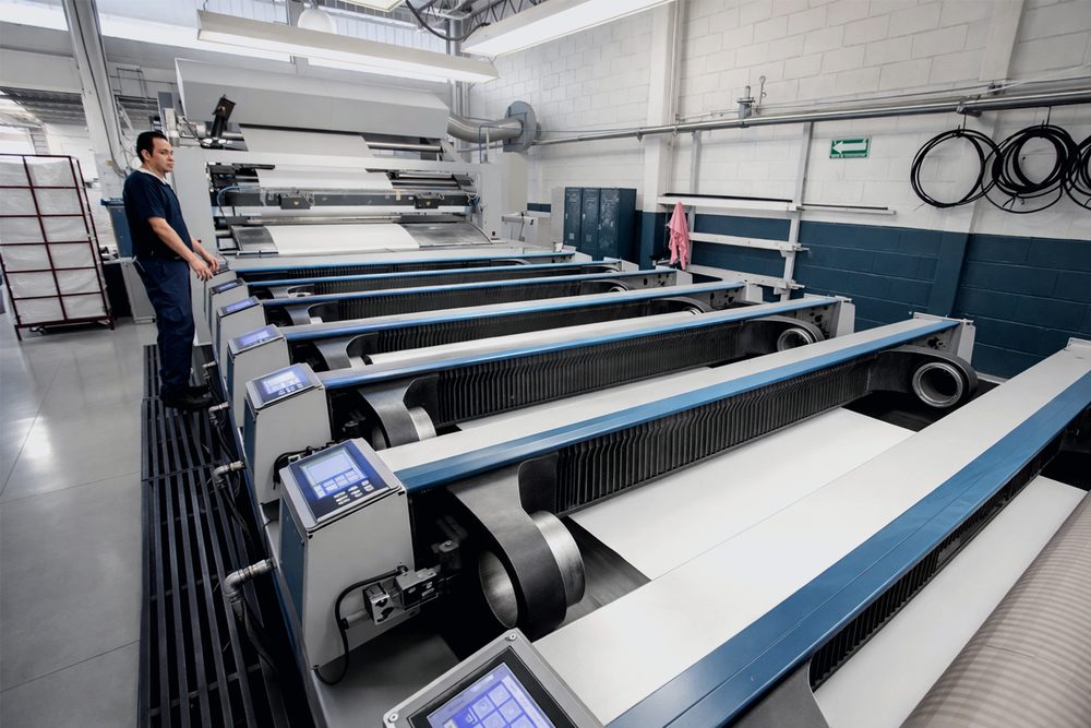 Supervisión de máquina estampadora en planta textil Windsor